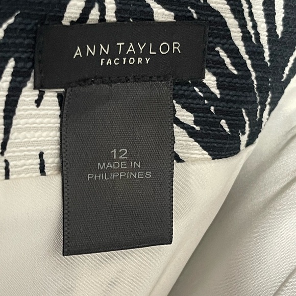 Ann Taylor Floral Black and White Skirt. Size 12 - Picture 4 of 6